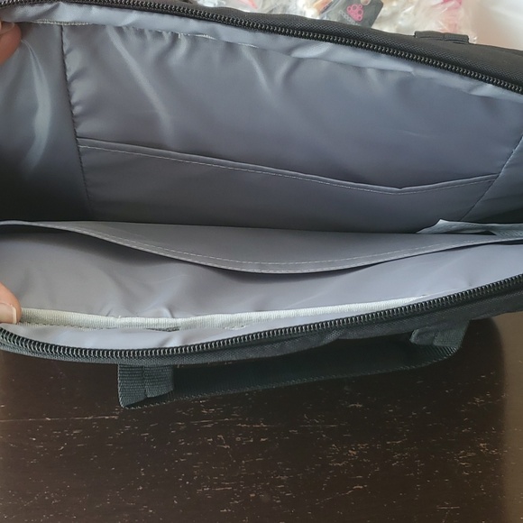An Amazon Basic 15.6-inch Laptop Computer/Tablet Bag (w/shoulder strap) - Picture 4 of 4